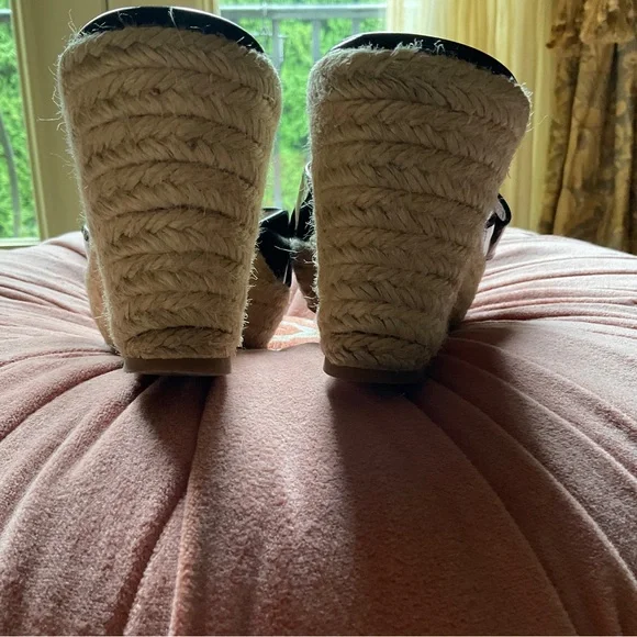 SALE!! ❤️ Valentino Black Patent Leather Bow Sandal with Wedge. Size 7 - Picture 11 of 13